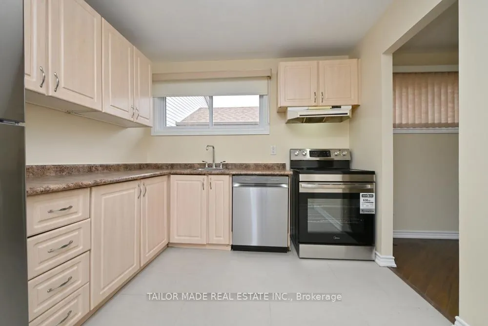Photo 4 of 17 Hyde Park Court, Brampton, Central Park — HOMEH