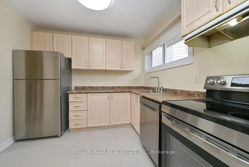 Photo 5 of 17 Hyde Park Court, Brampton, Central Park — HOMEH