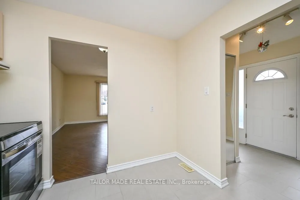 Photo 6 of 17 Hyde Park Court, Brampton, Central Park — HOMEH