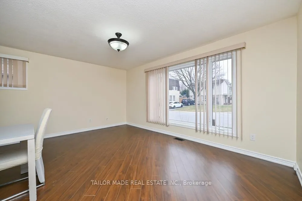 Photo 11 of 17 Hyde Park Court, Brampton, Central Park — HOMEH
