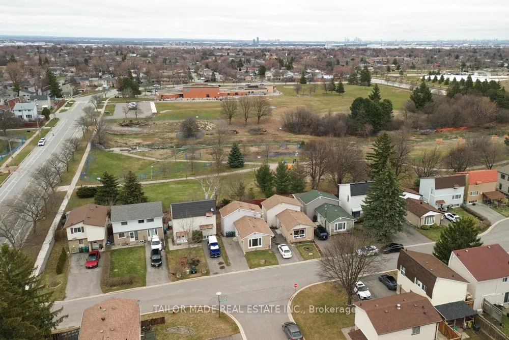 Photo 30 of 17 Hyde Park Court, Brampton, Central Park — HOMEH