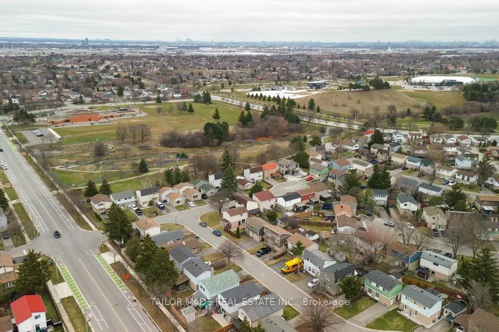 Photo 31 of 17 Hyde Park Court, Brampton, Central Park — HOMEH