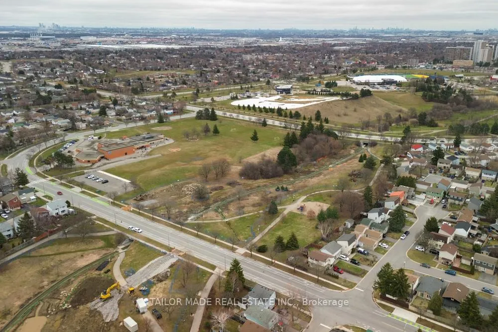 Photo 32 of 17 Hyde Park Court, Brampton, Central Park — HOMEH