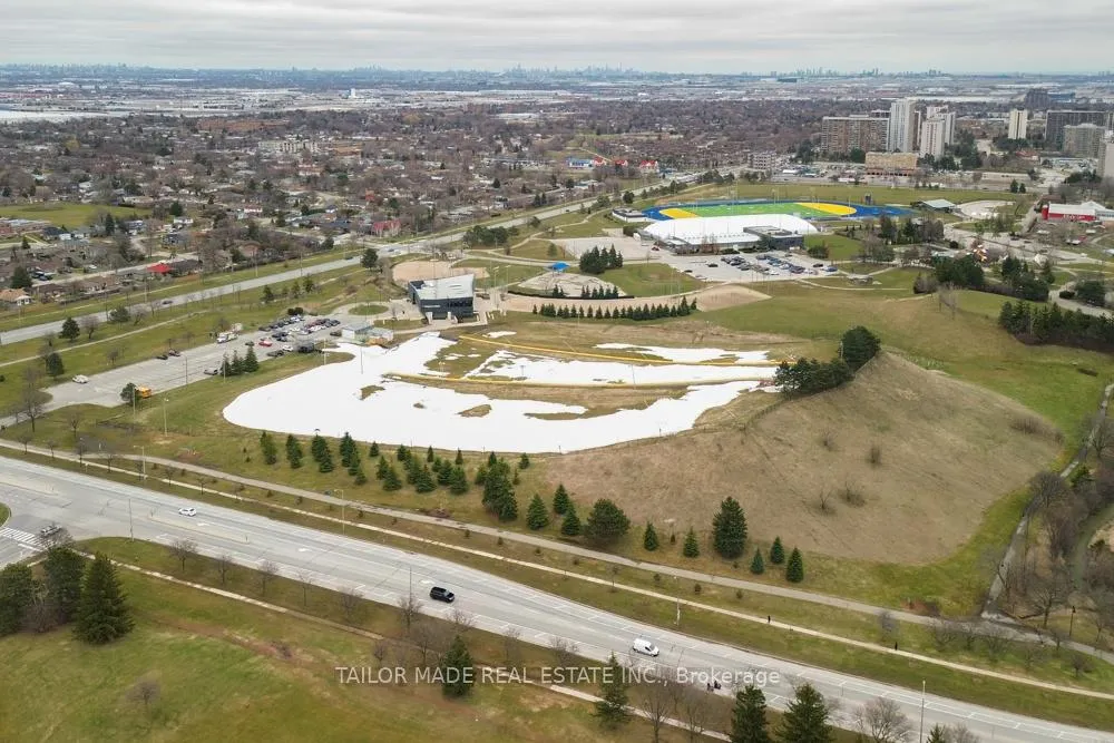 Photo 33 of 17 Hyde Park Court, Brampton, Central Park — HOMEH