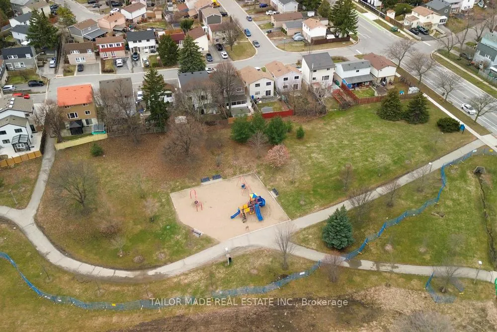 Photo 35 of 17 Hyde Park Court, Brampton, Central Park — HOMEH
