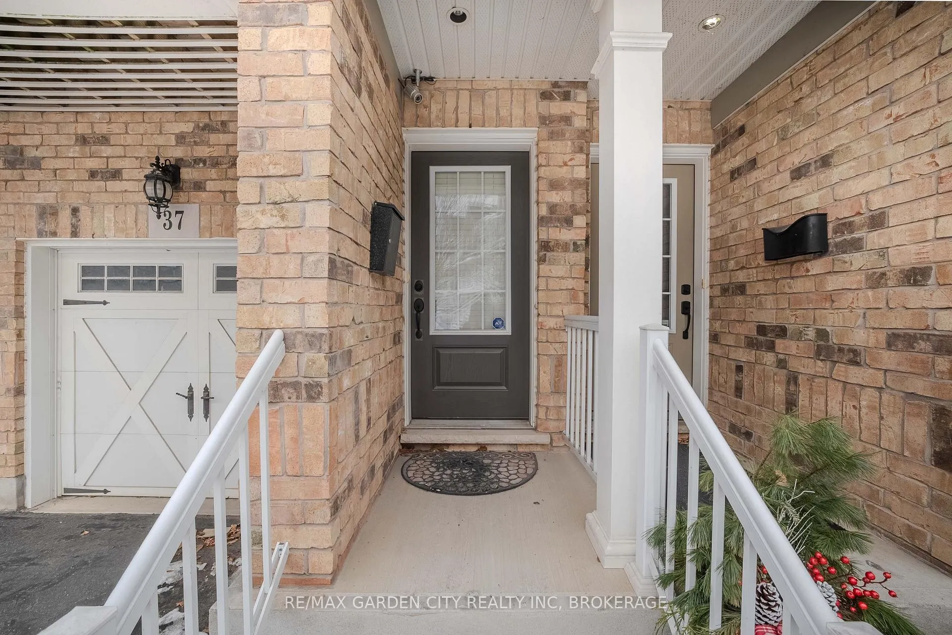 Photo 2 of 37 Durksen Drive, St. Catharines, Downtown — HOMEH