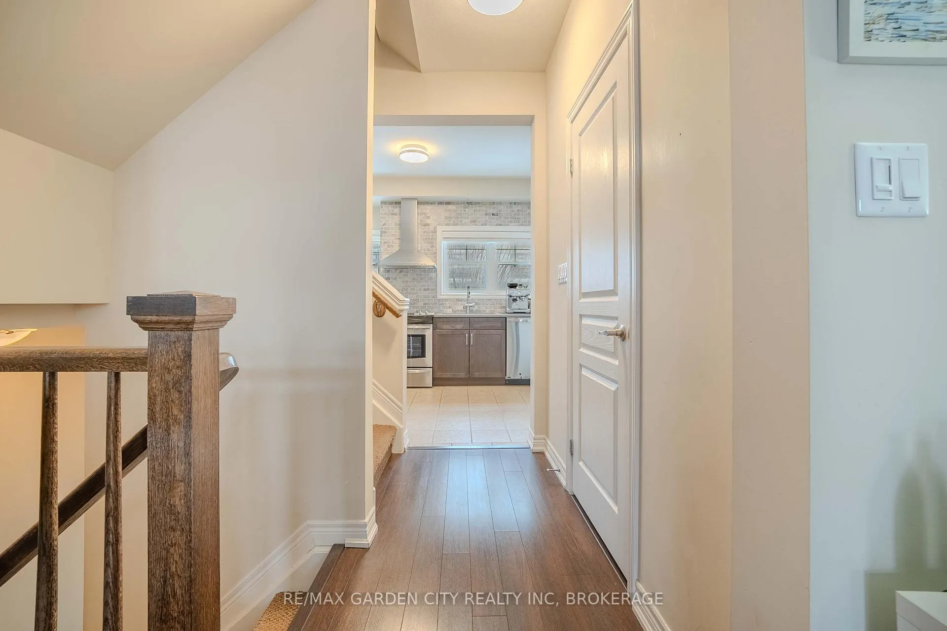 Photo 8 of 37 Durksen Drive, St. Catharines, Downtown — HOMEH