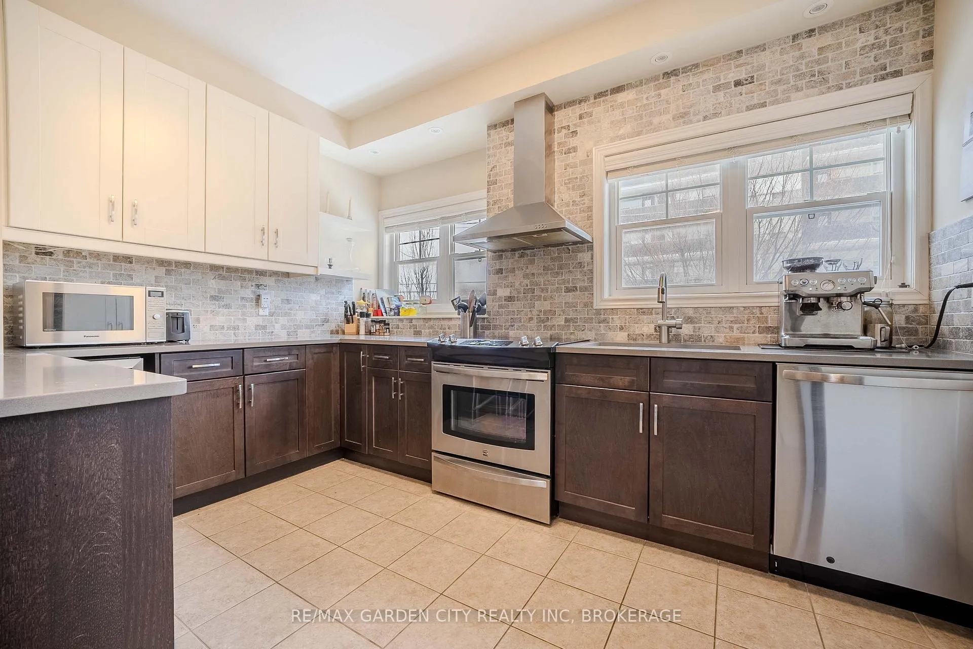 Photo 9 of 37 Durksen Drive, St. Catharines, Downtown — HOMEH