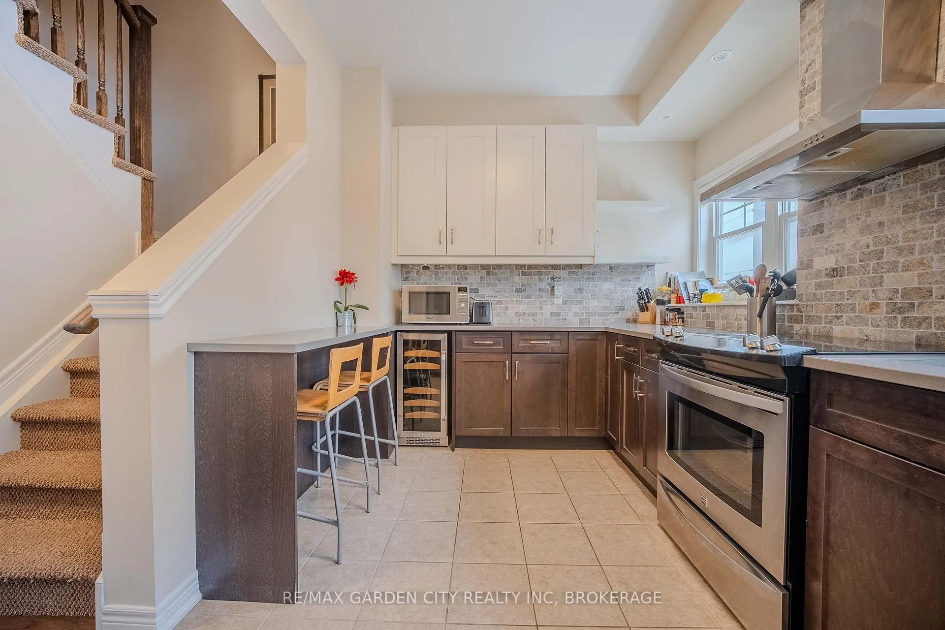 Photo 10 of 37 Durksen Drive, St. Catharines, Downtown — HOMEH