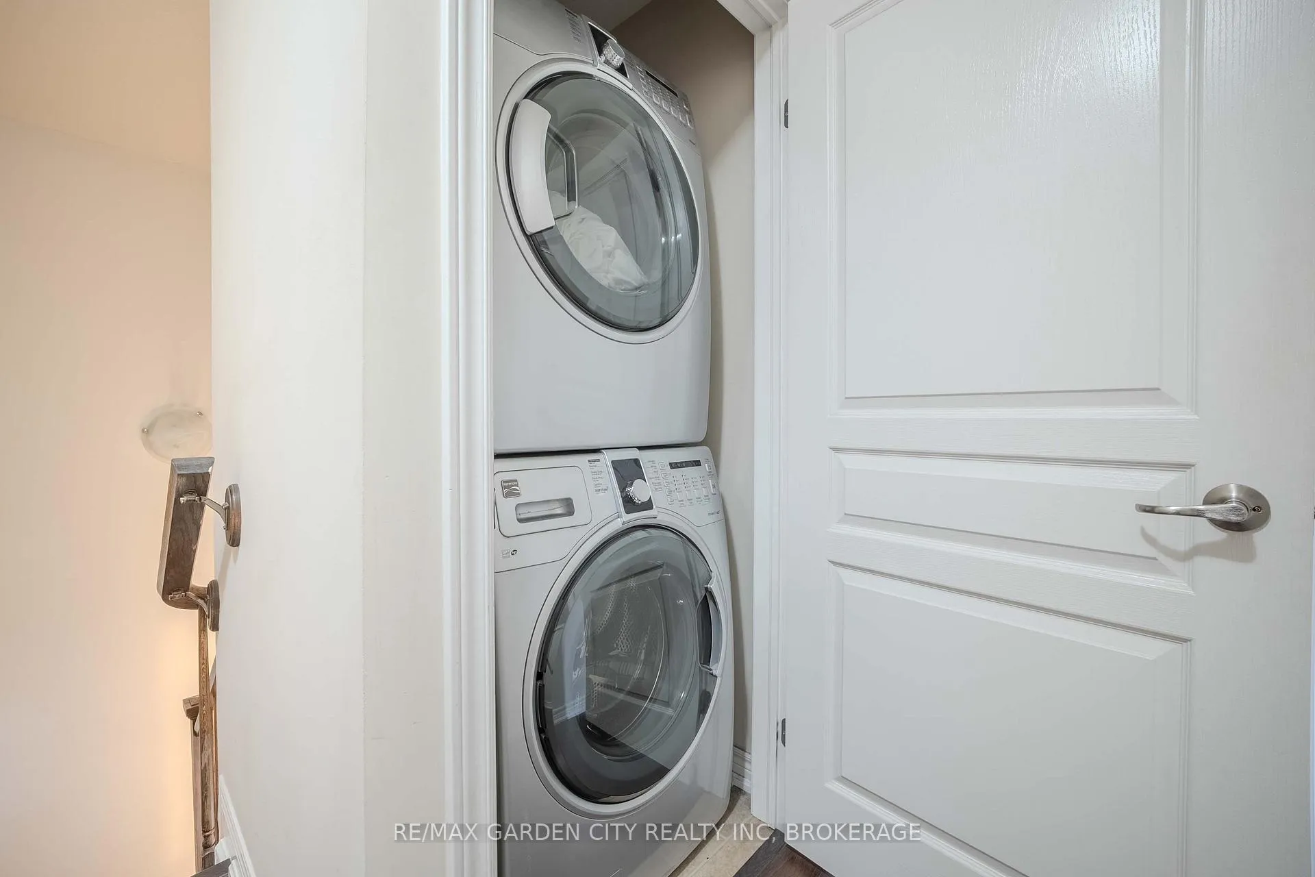 Photo 13 of 37 Durksen Drive, St. Catharines, Downtown — HOMEH