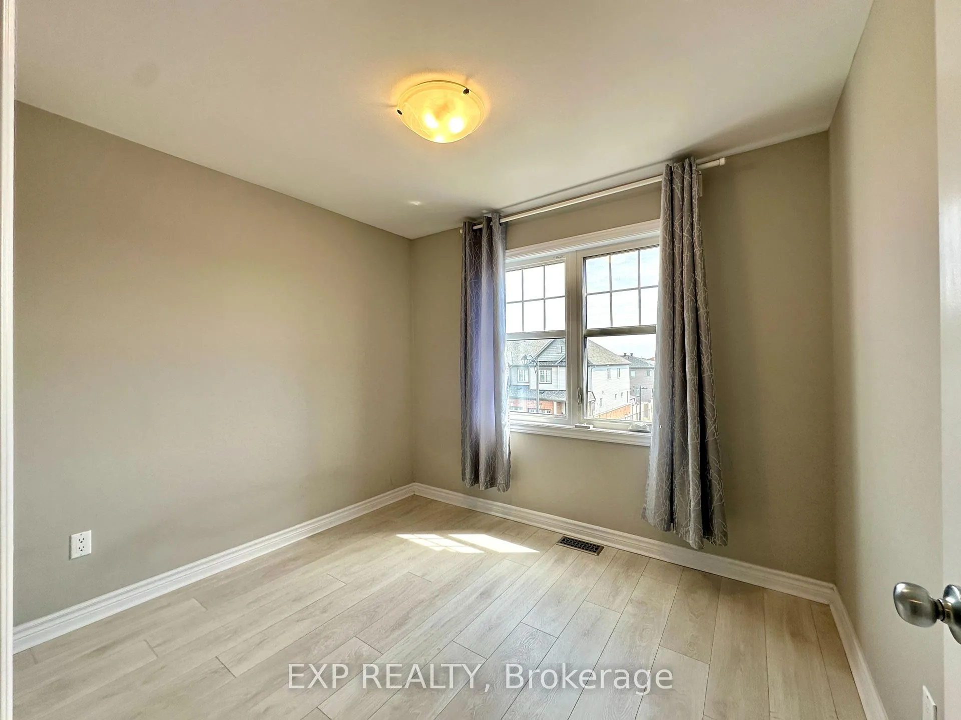 Photo 10 of 2489 Waterlilly Way, Ottawa, Barrhaven - Heritage Park — HOMEH
