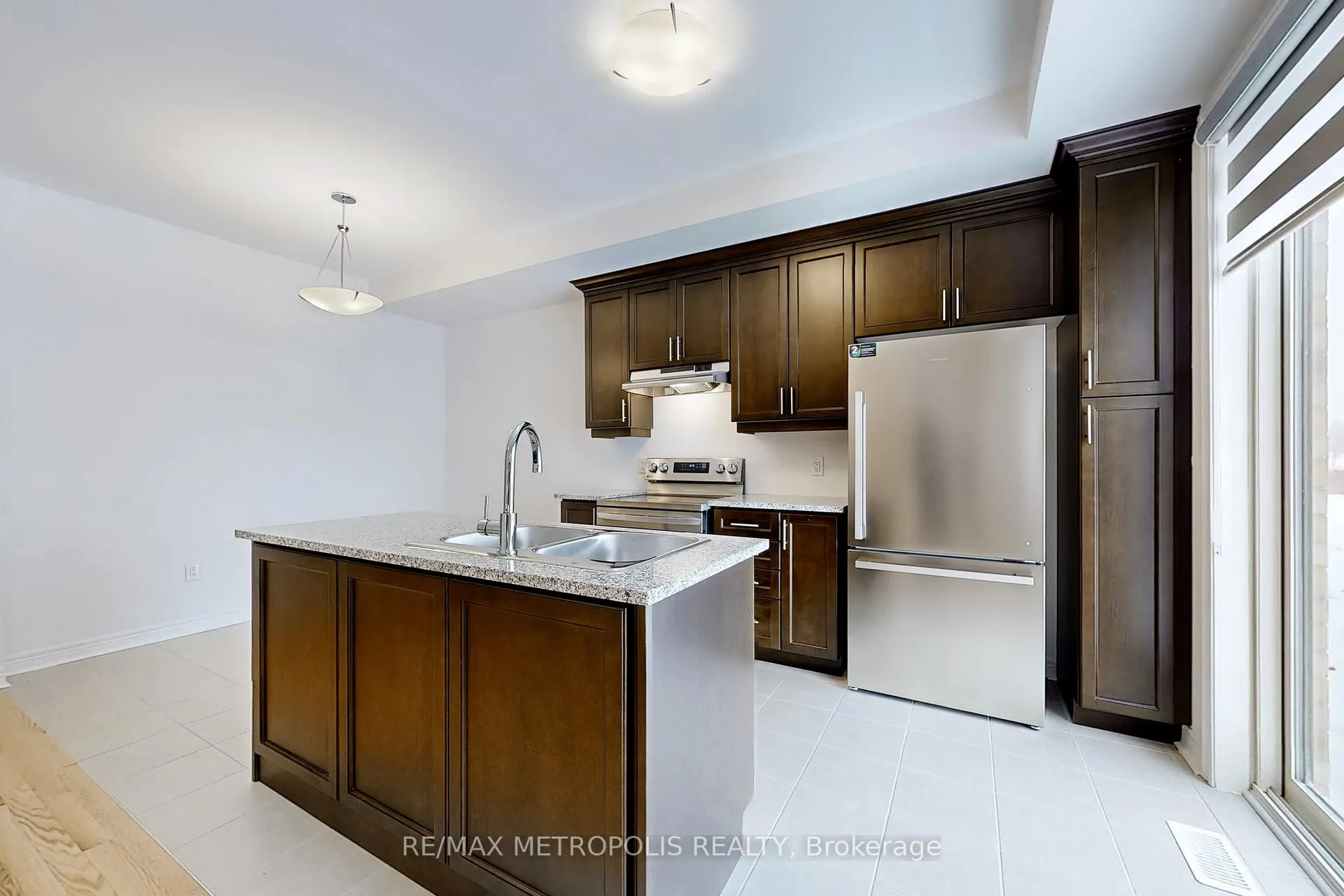 Photo 8 of 144 Mumbai Drive, Markham, Middlefield — HOMEH