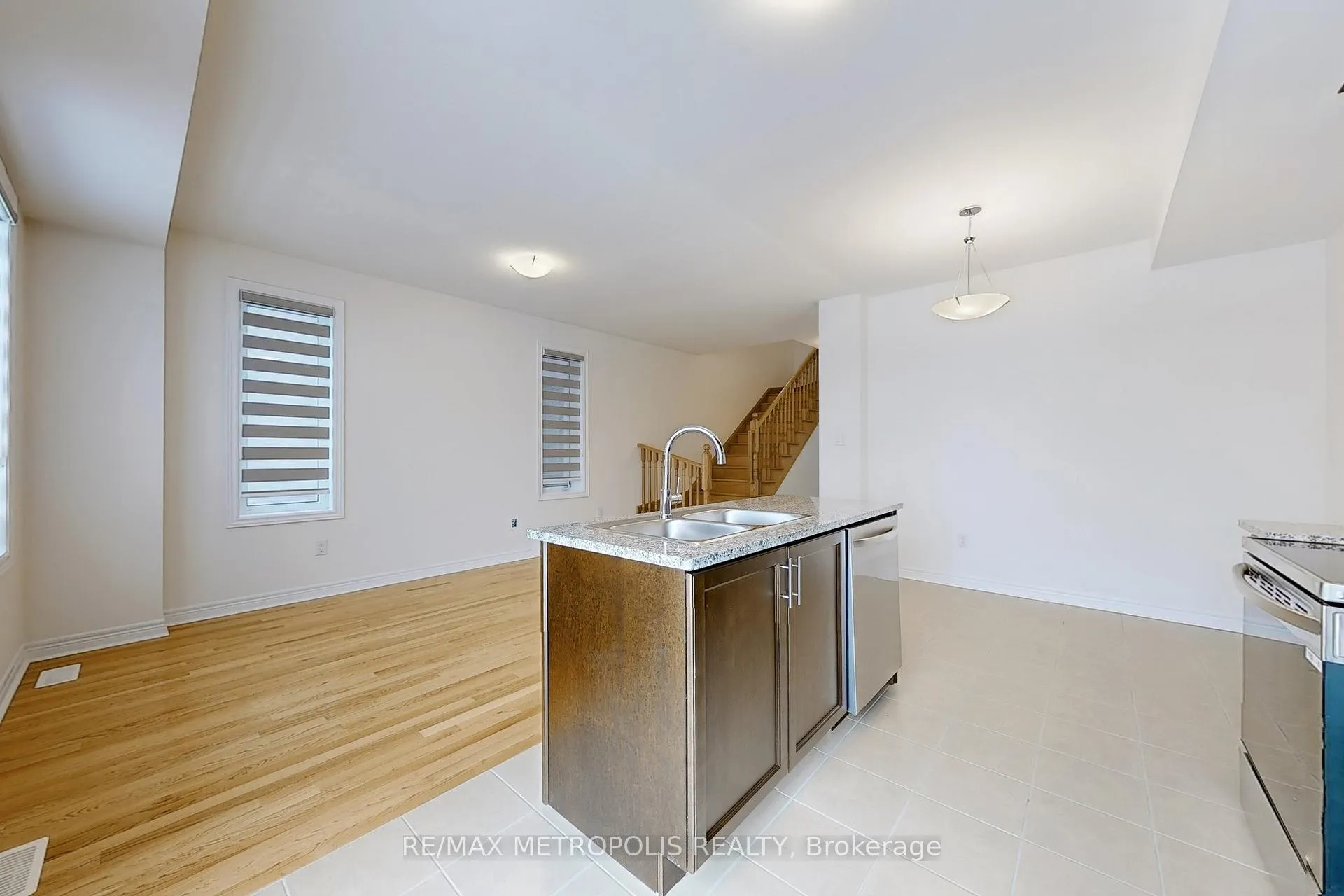 Photo 10 of 144 Mumbai Drive, Markham, Middlefield — HOMEH