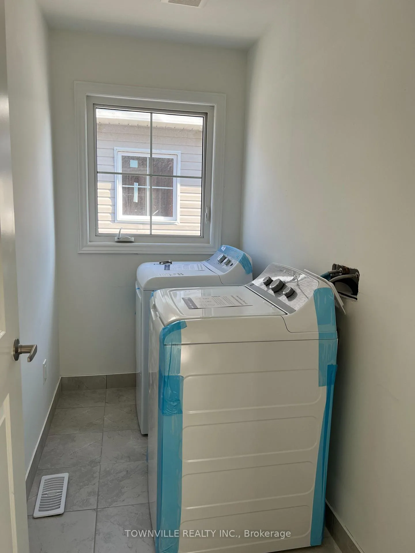 Photo 11 of 21 Bradden Crescent, Belleville — HOMEH