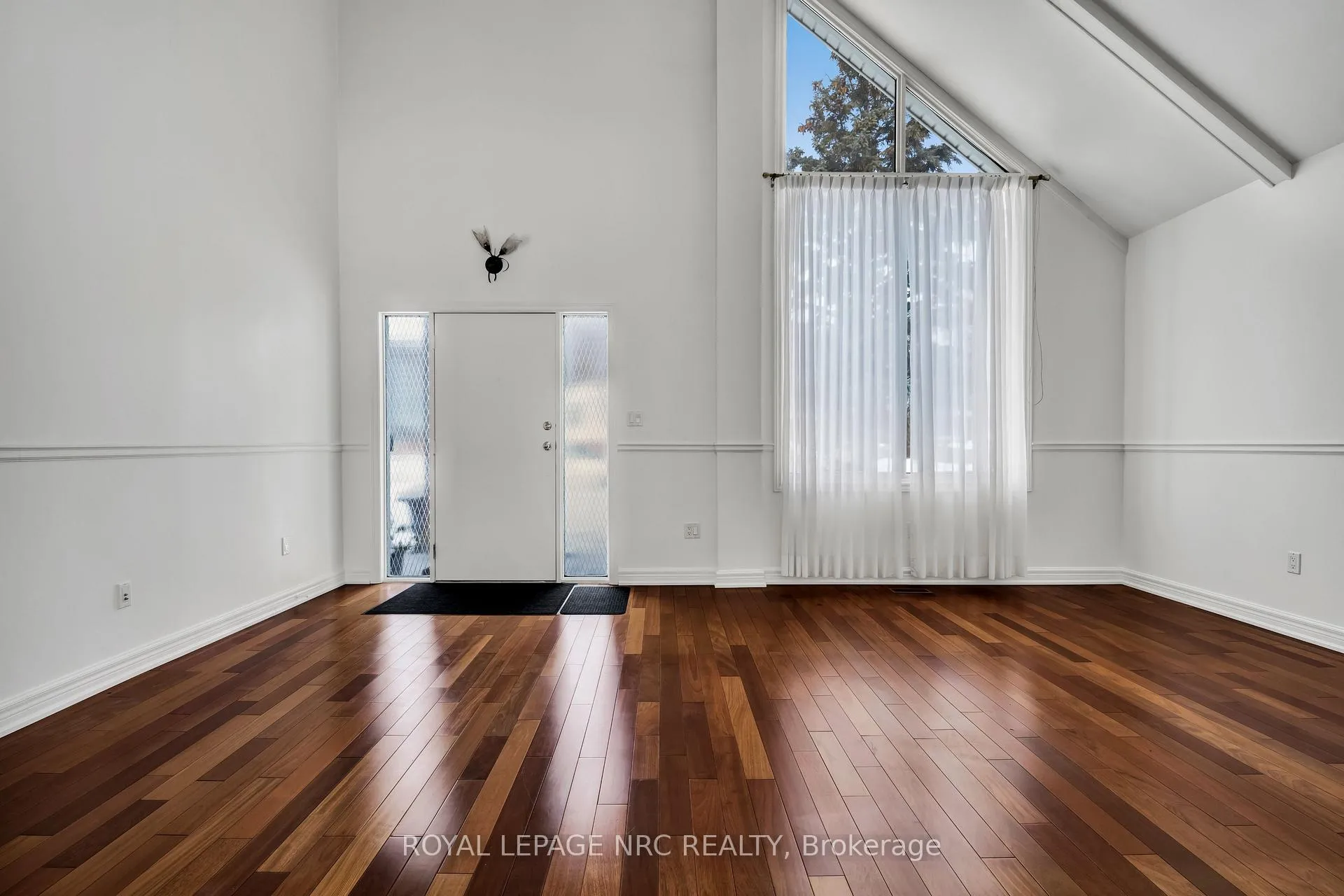 Photo 3 of 10 Cecil Street, St. Catharines, Lakeport — HOMEH