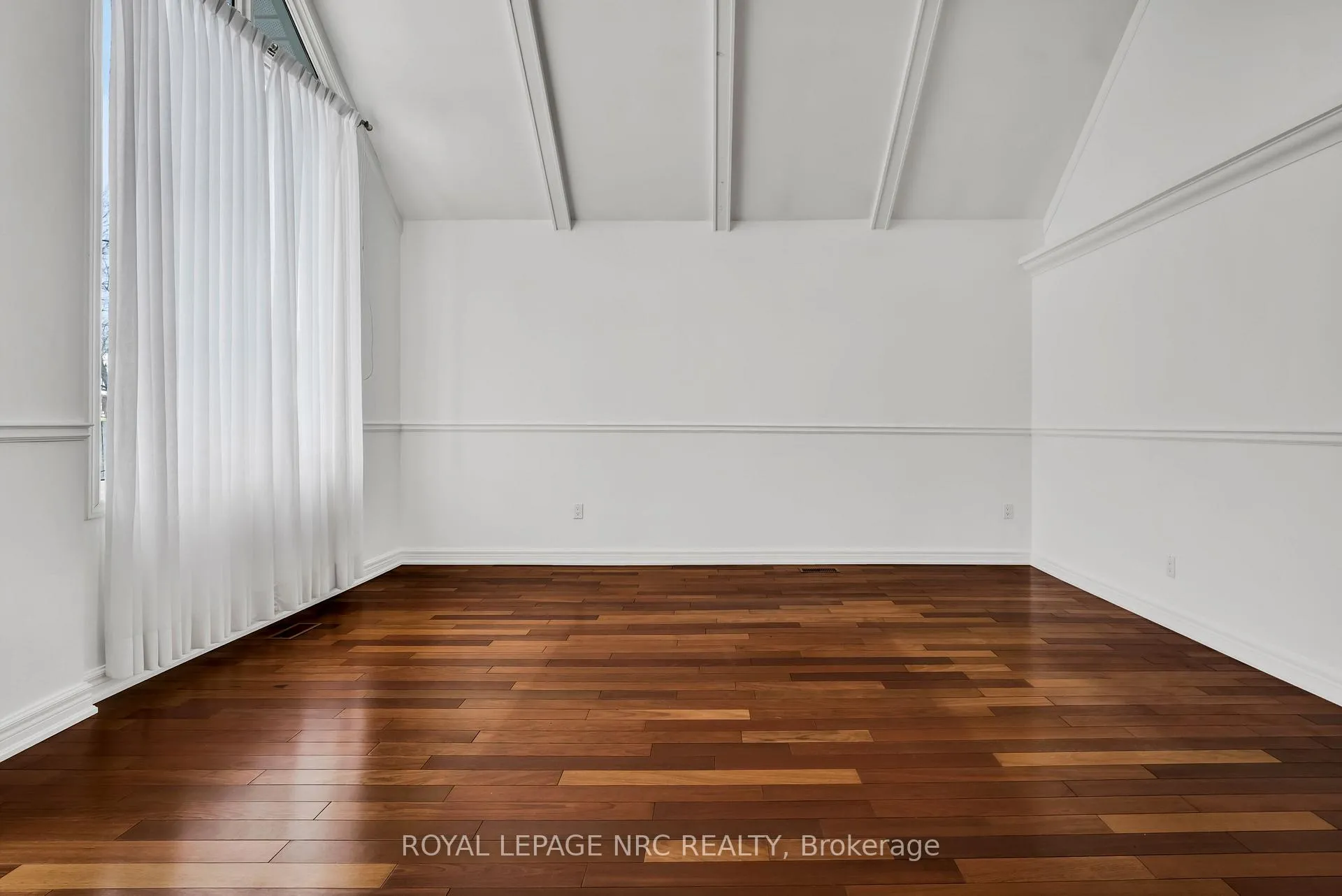 Photo 4 of 10 Cecil Street, St. Catharines, Lakeport — HOMEH