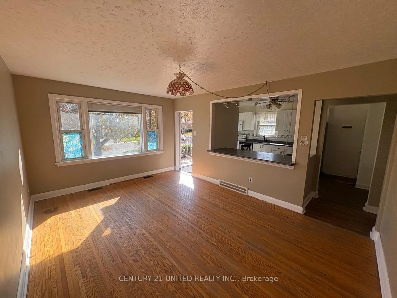 Photo 2 of 378 Aberdeen Avenue, Peterborough, Northcrest Ward 5 — HOMEH
