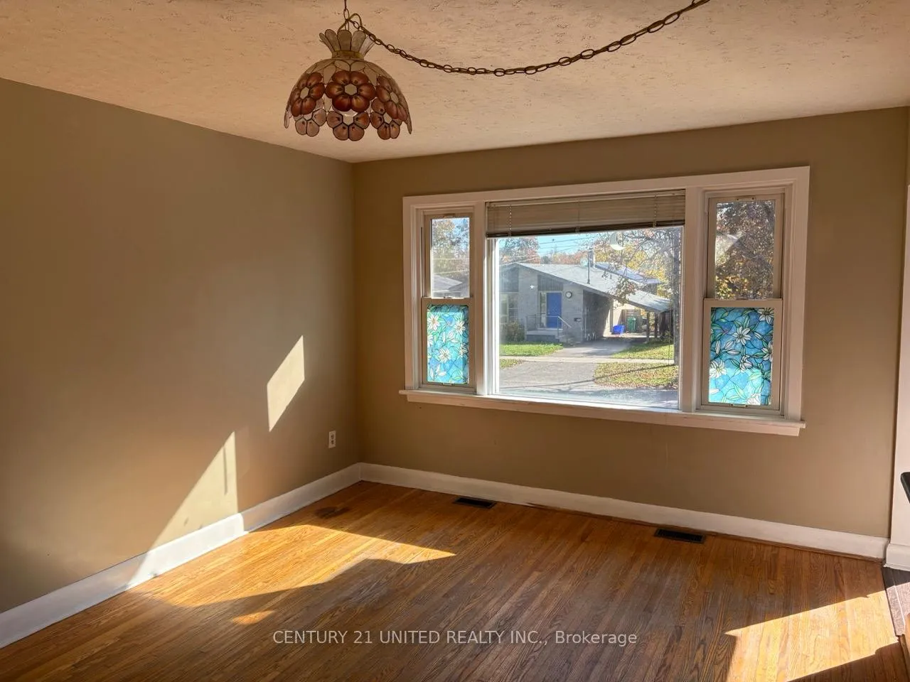 Photo 3 of 378 Aberdeen Avenue, Peterborough, Northcrest Ward 5 — HOMEH