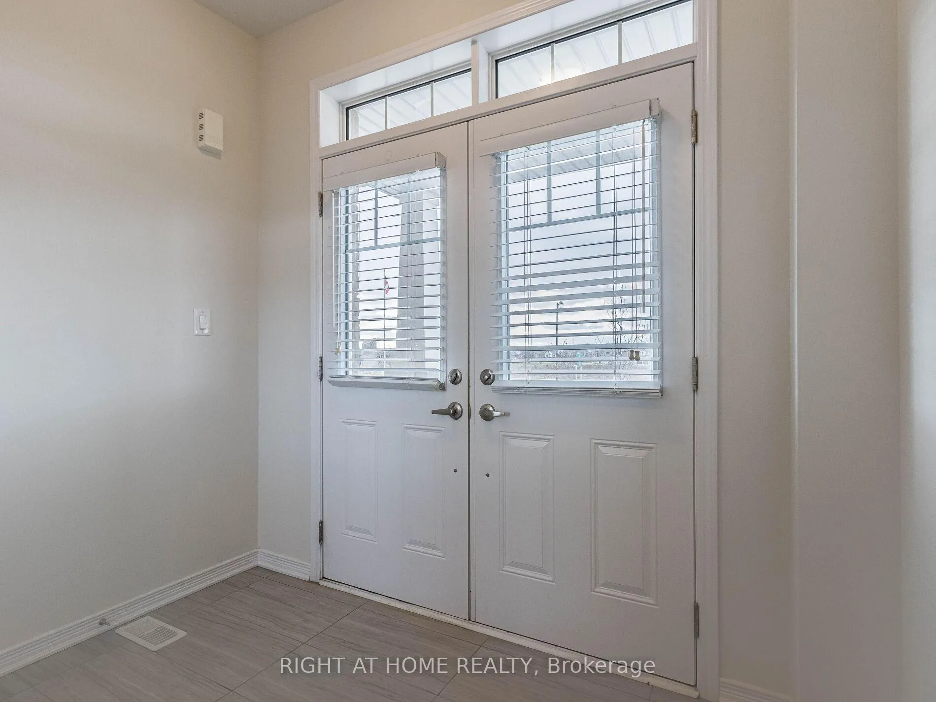 Photo 2 of 34 MacLachlan Avenue, Haldimand — HOMEH