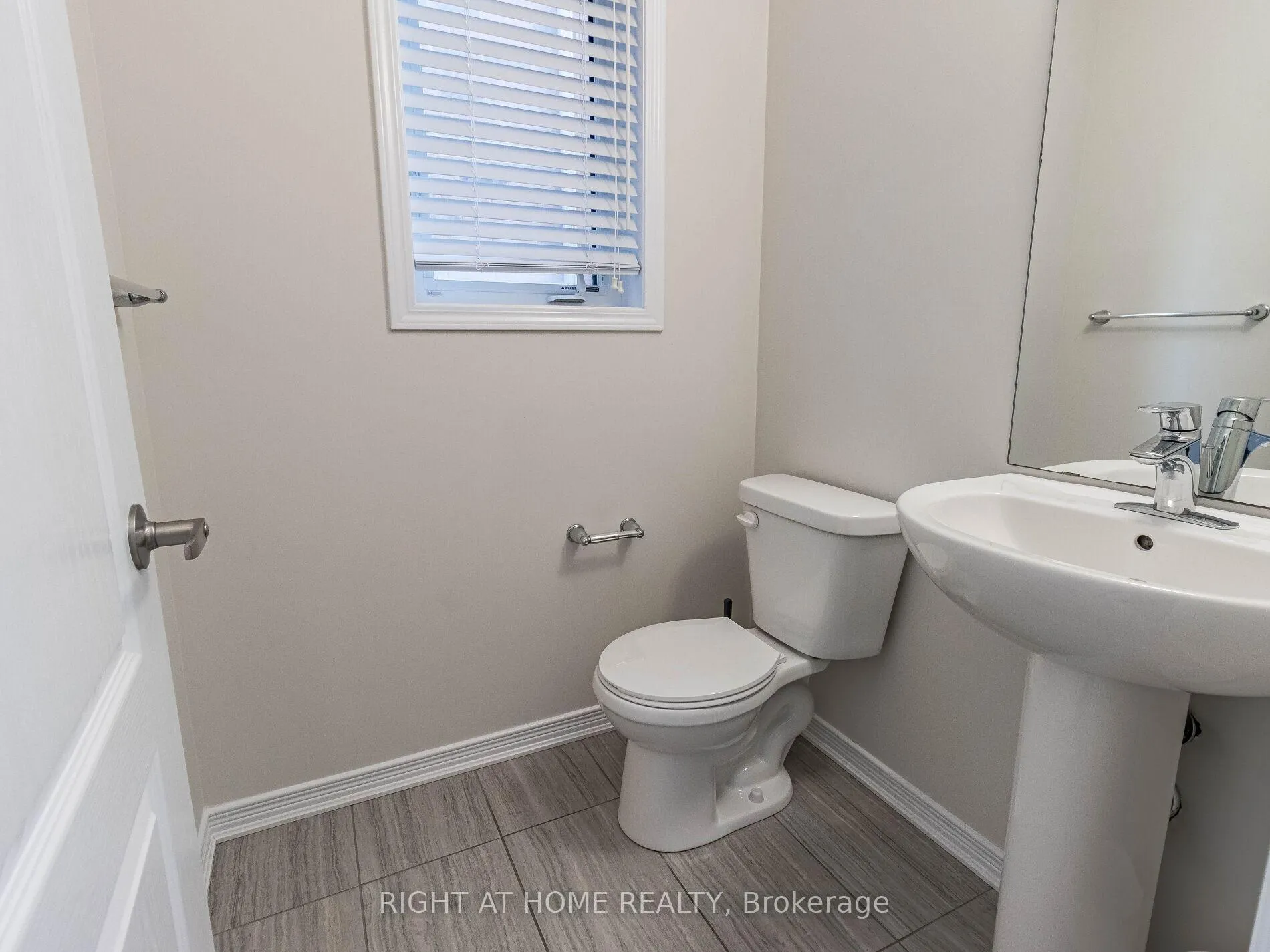 Photo 12 of 34 MacLachlan Avenue, Haldimand — HOMEH