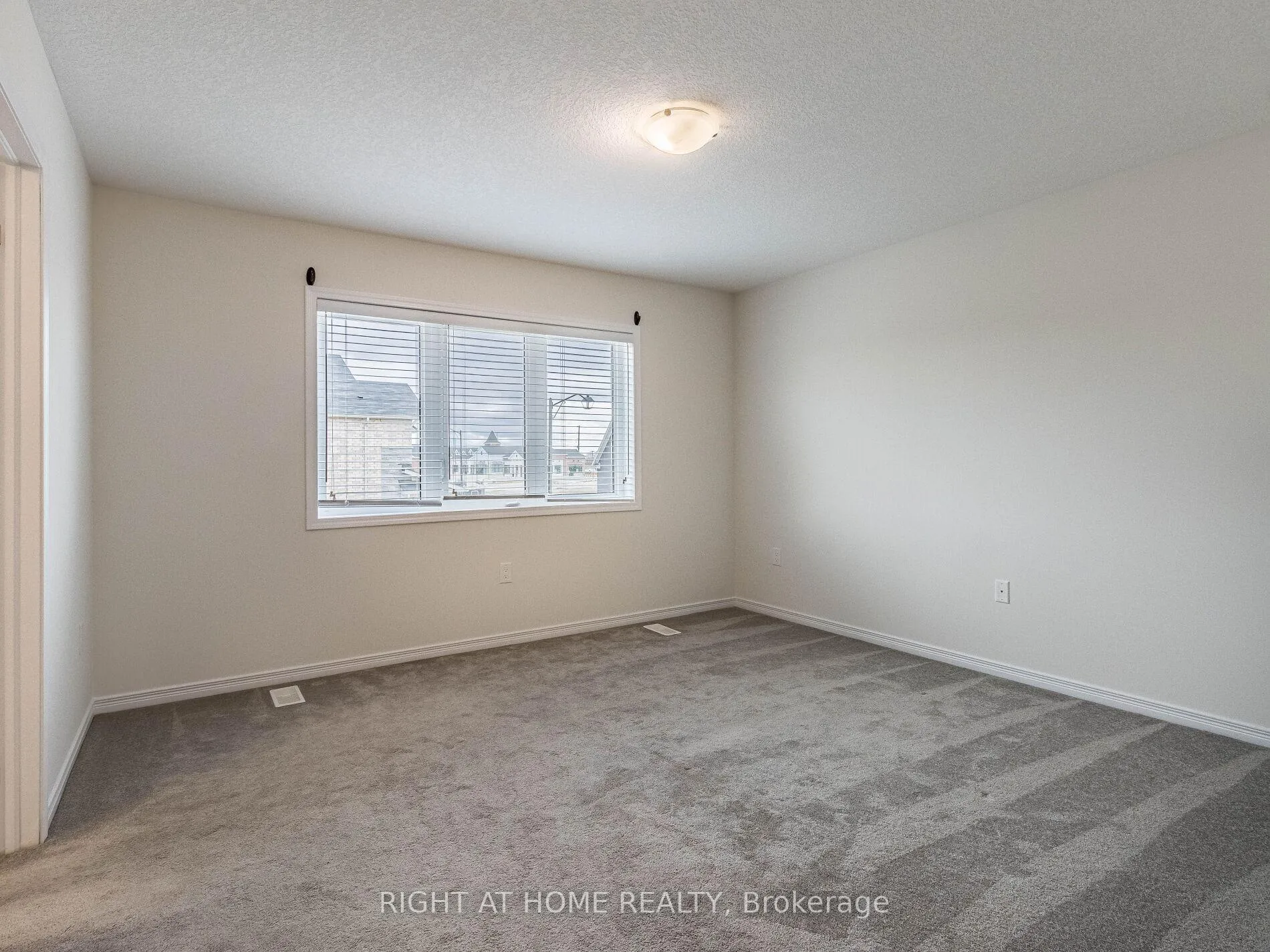 Photo 15 of 34 MacLachlan Avenue, Haldimand — HOMEH