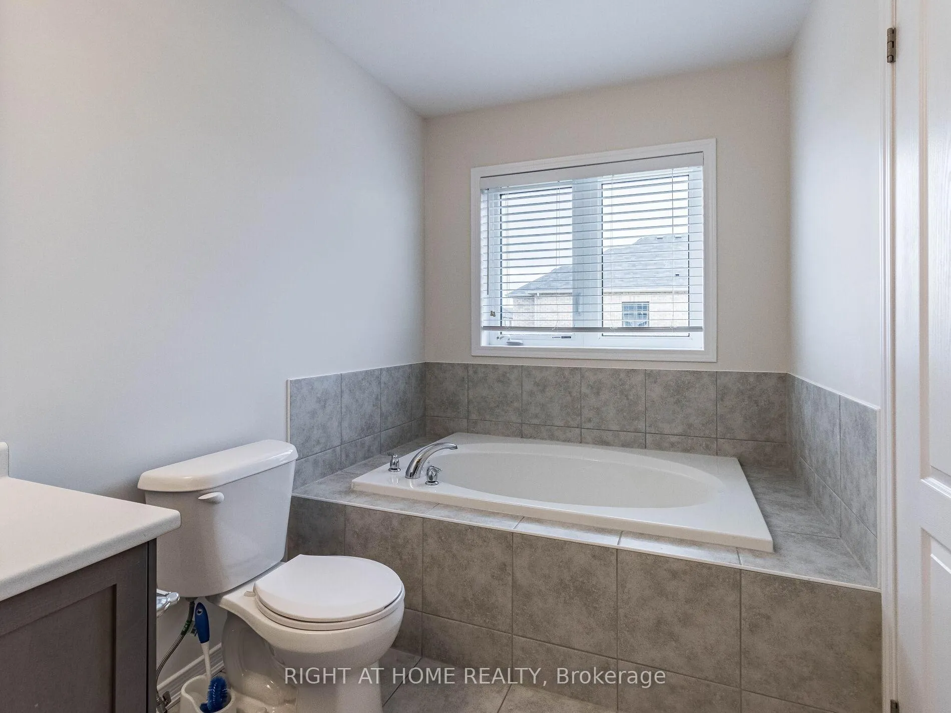 Photo 20 of 34 MacLachlan Avenue, Haldimand — HOMEH