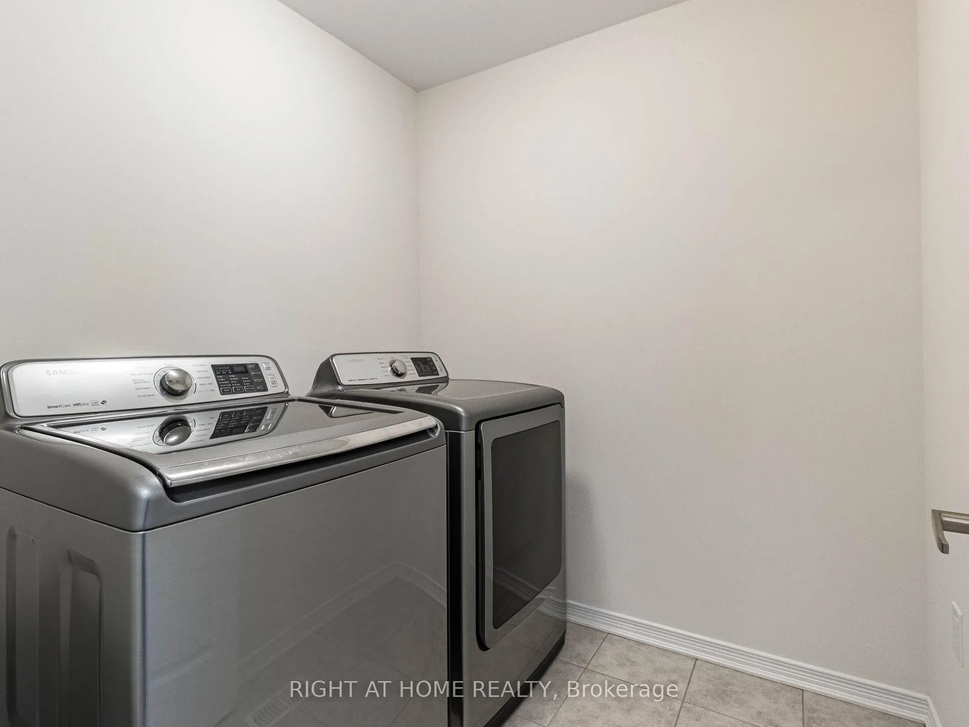 Photo 23 of 34 MacLachlan Avenue, Haldimand — HOMEH