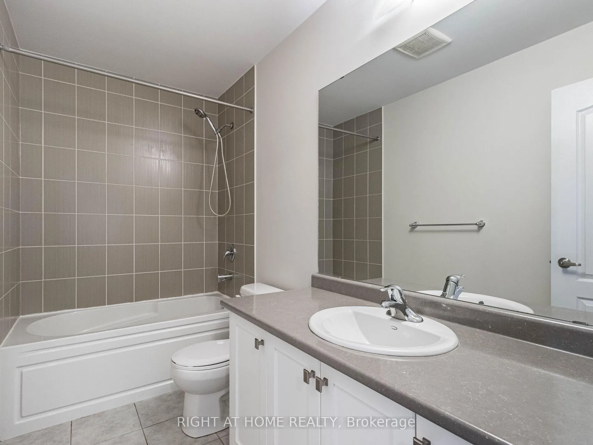 Photo 28 of 34 MacLachlan Avenue, Haldimand — HOMEH