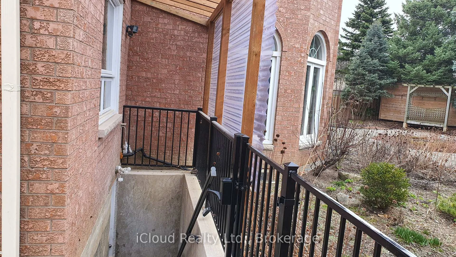 Photo 10 of 5 Inder Heights Drive, Brampton, Snelgrove — HOMEH