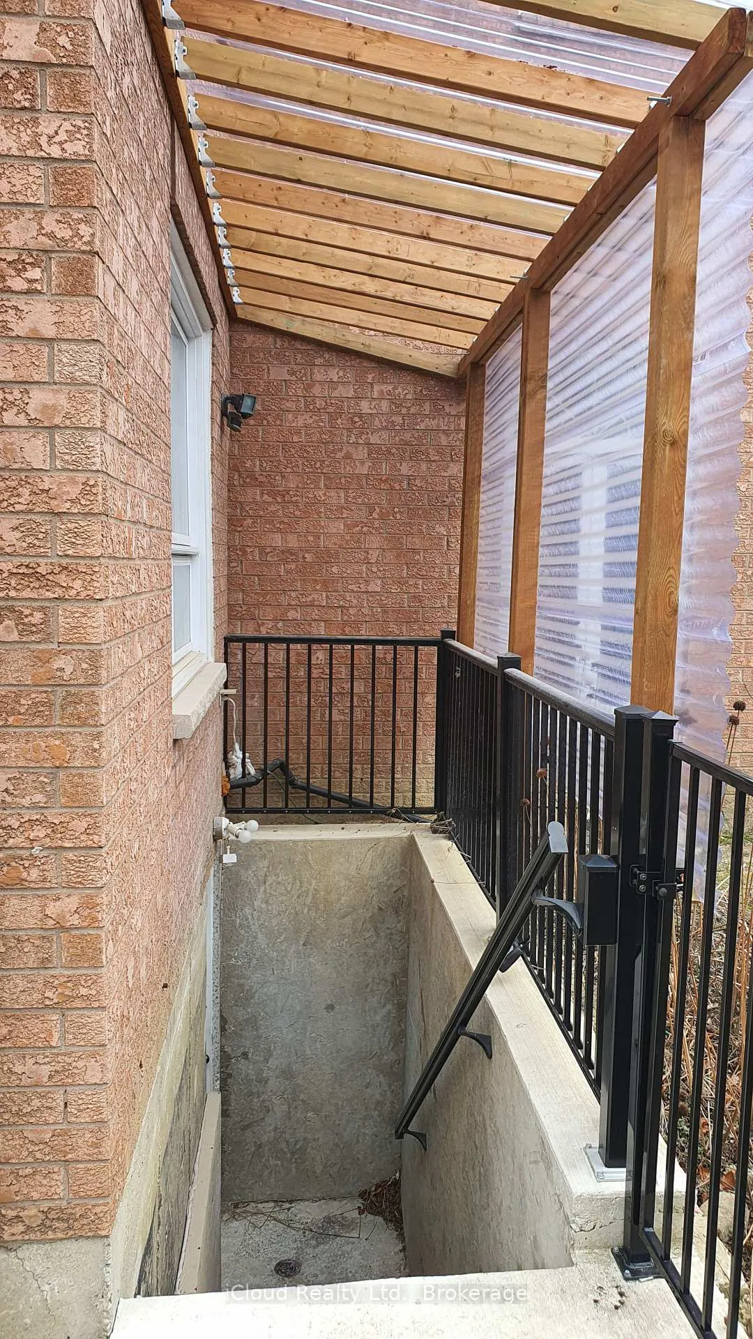 Photo 11 of 5 Inder Heights Drive, Brampton, Snelgrove — HOMEH