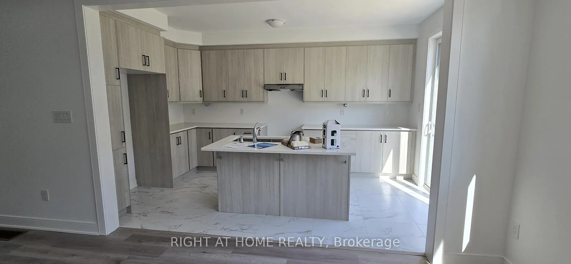 Photo 4 of 78 Foxley Heights, Barrie, Rural Barrie Southwest — HOMEH