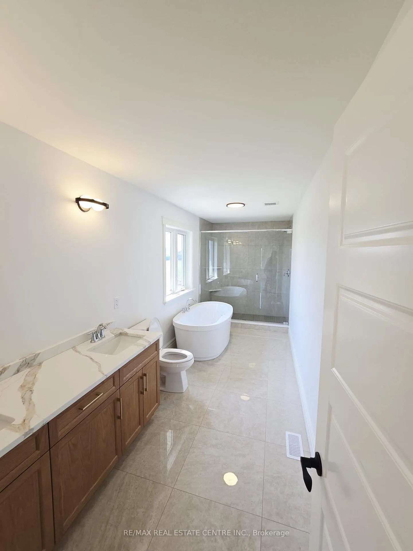 Photo 13 of 474 Marla Crescent, Lakeshore — HOMEH