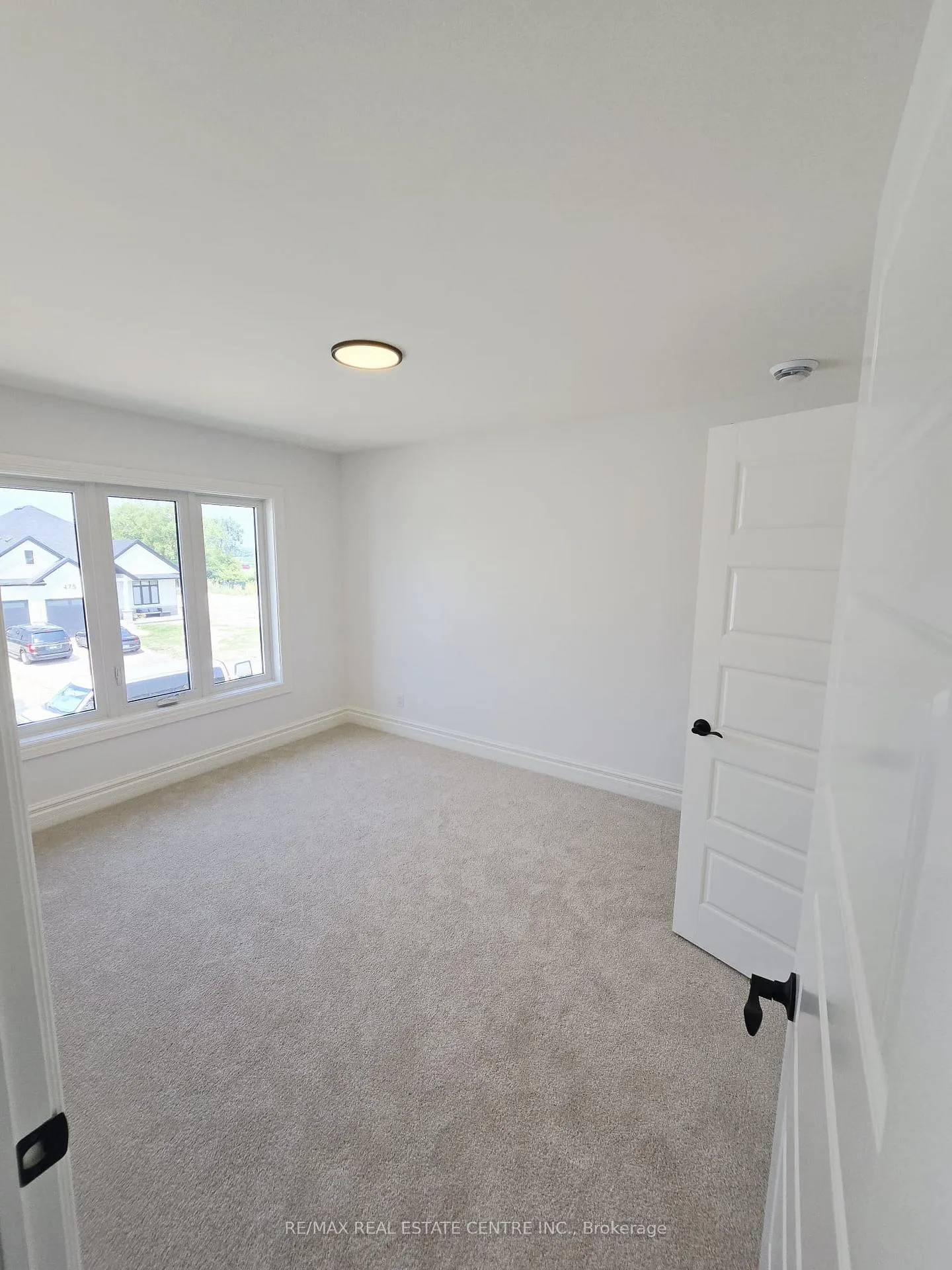 Photo 16 of 474 Marla Crescent, Lakeshore — HOMEH