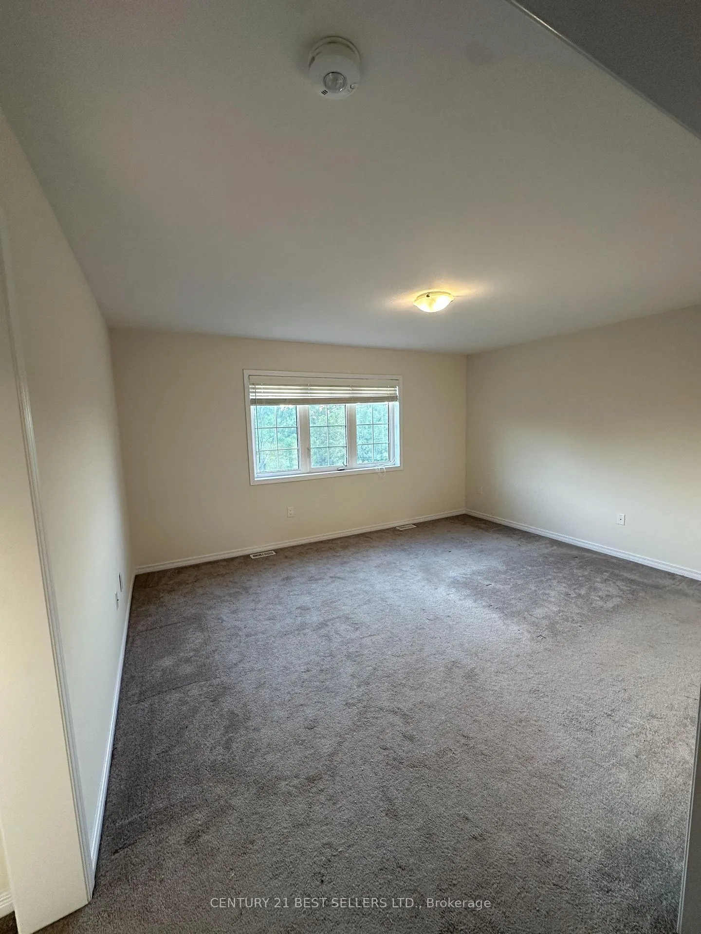 Photo 12 of 1 Fleming Crescent, Haldimand — HOMEH