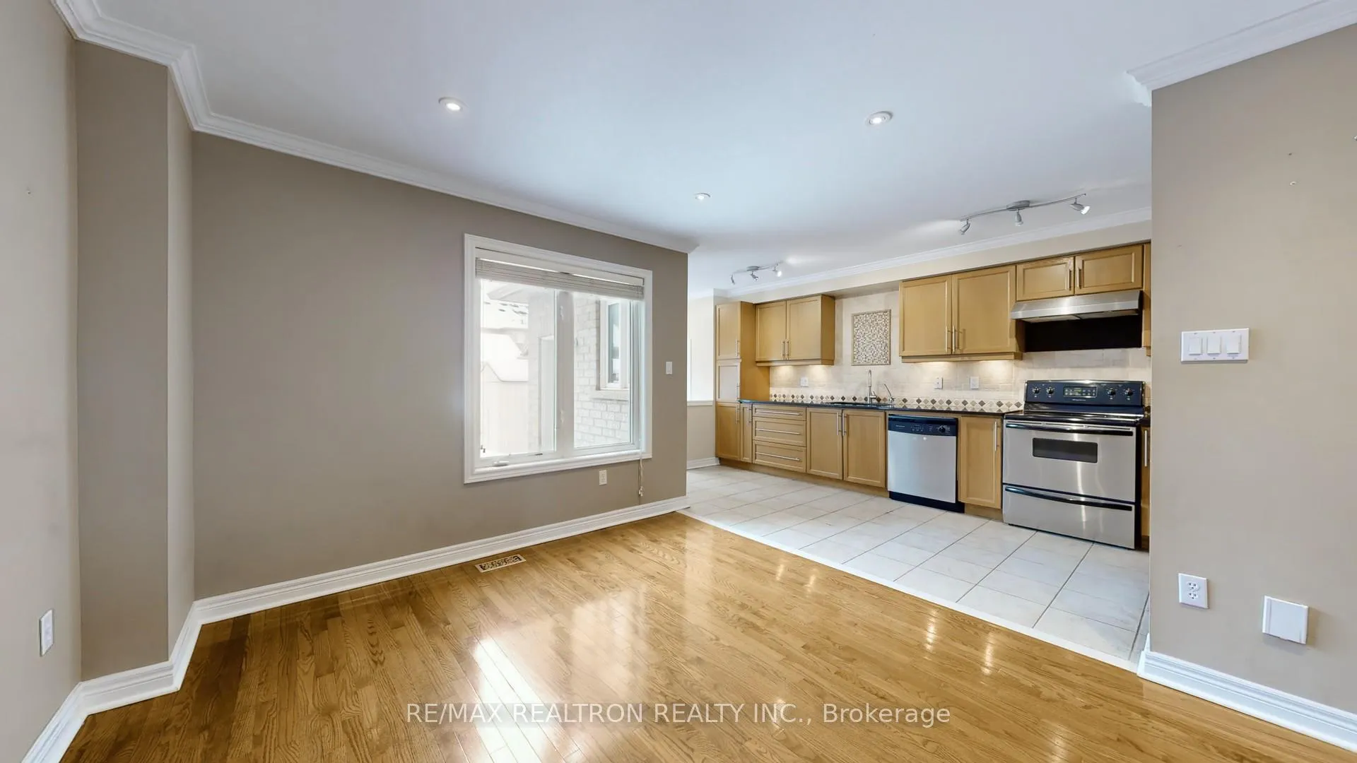 Photo 6 of 1886 Bur Oak Avenue, Markham, Greensborough — HOMEH