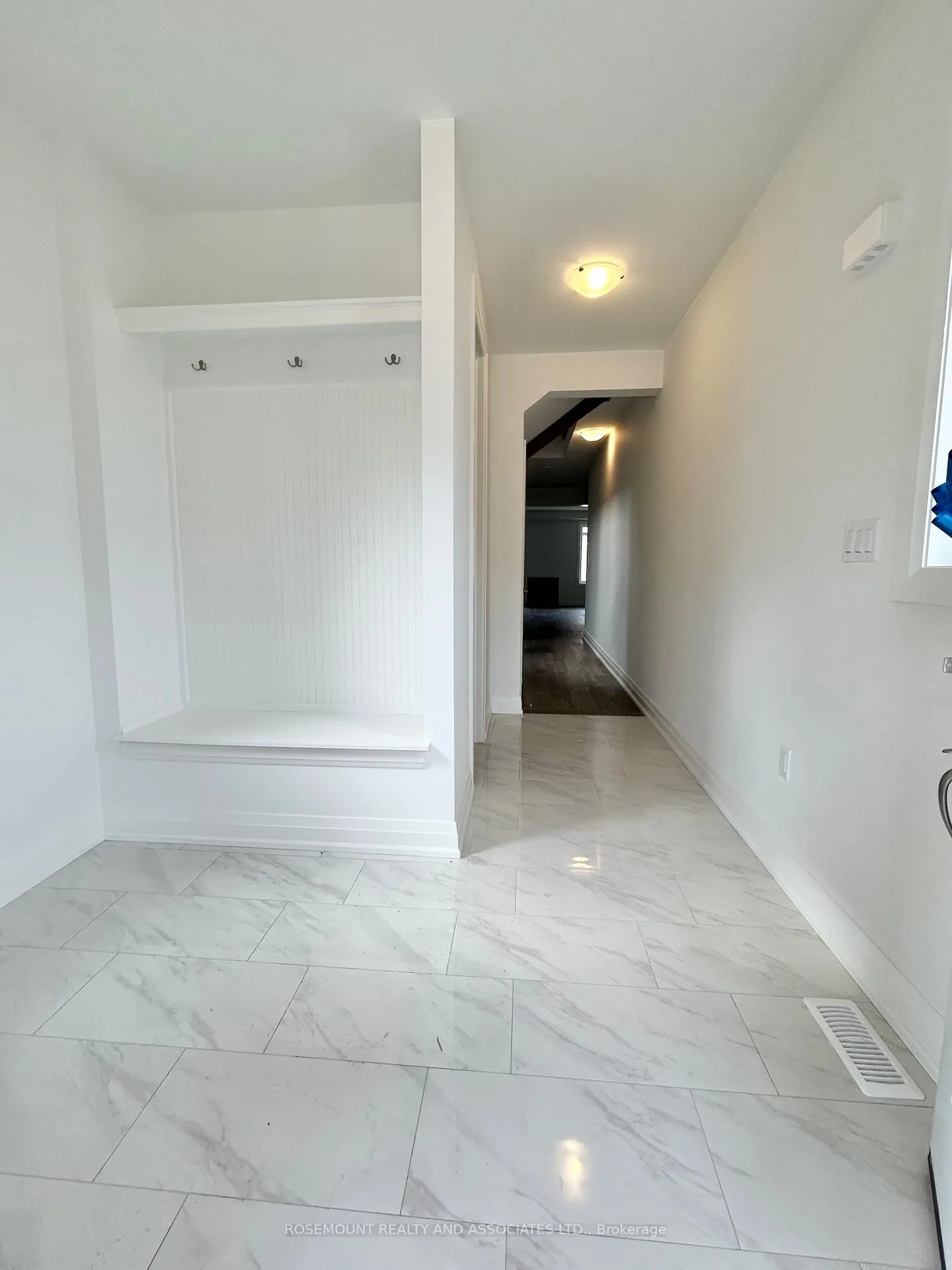Photo 3 of 1406 Mockingbird Square, Pickering, Rural Pickering — HOMEH