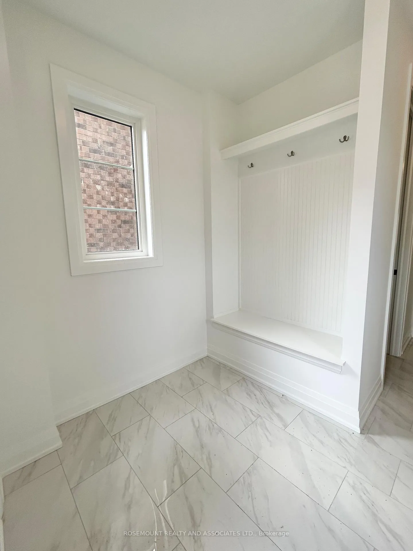 Photo 4 of 1406 Mockingbird Square, Pickering, Rural Pickering — HOMEH