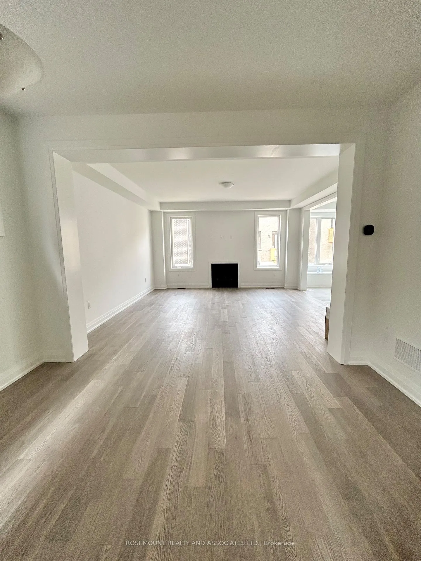 Photo 6 of 1406 Mockingbird Square, Pickering, Rural Pickering — HOMEH