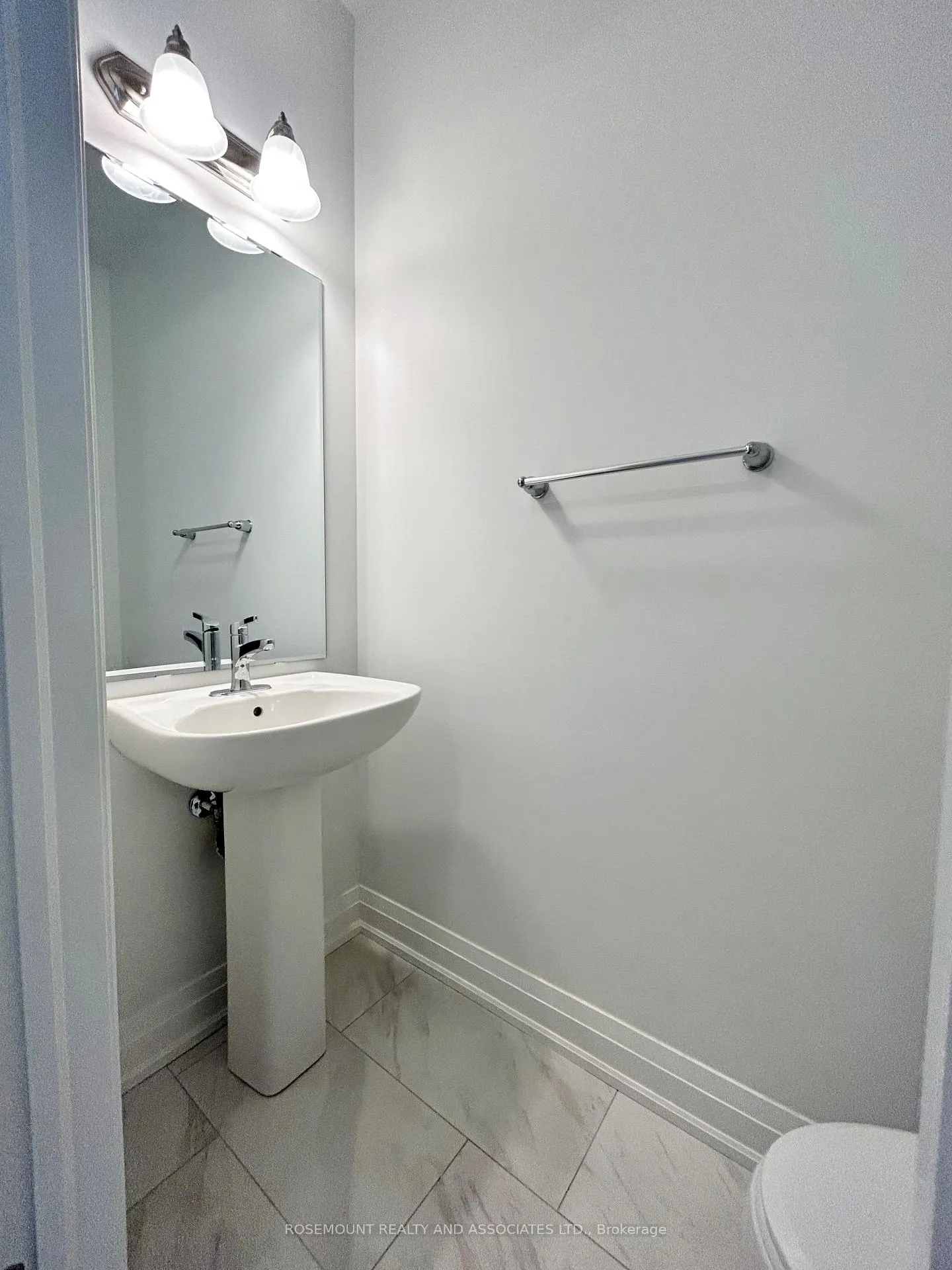 Photo 10 of 1406 Mockingbird Square, Pickering, Rural Pickering — HOMEH