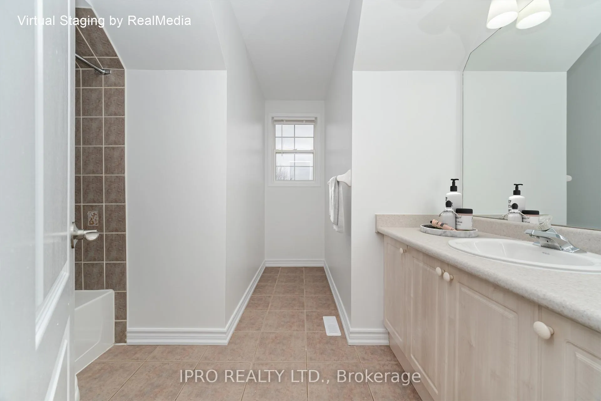 Photo 19 of 357 Edenbrook Hill, Brampton, Fletcher's Meadow — HOMEH