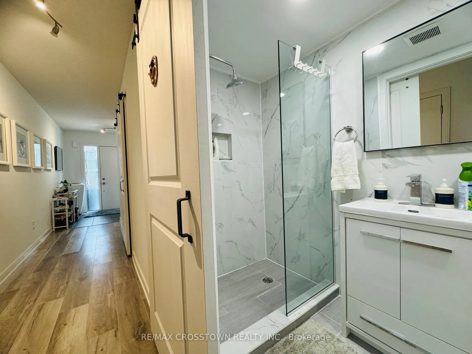 Photo 3 of 47 Red Maple Lane, Barrie, Innis-Shore — HOMEH