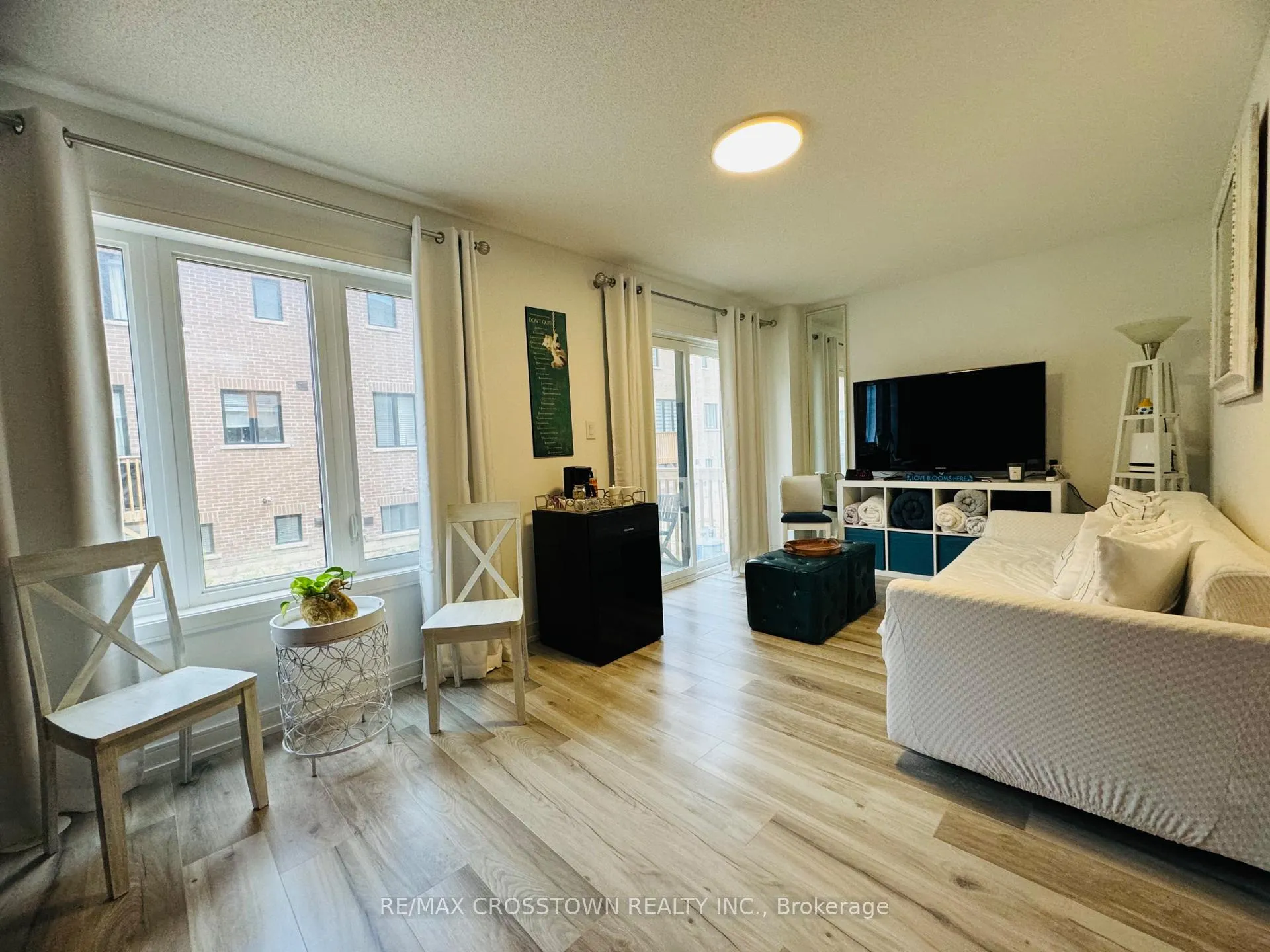 Photo 4 of 47 Red Maple Lane, Barrie, Innis-Shore — HOMEH