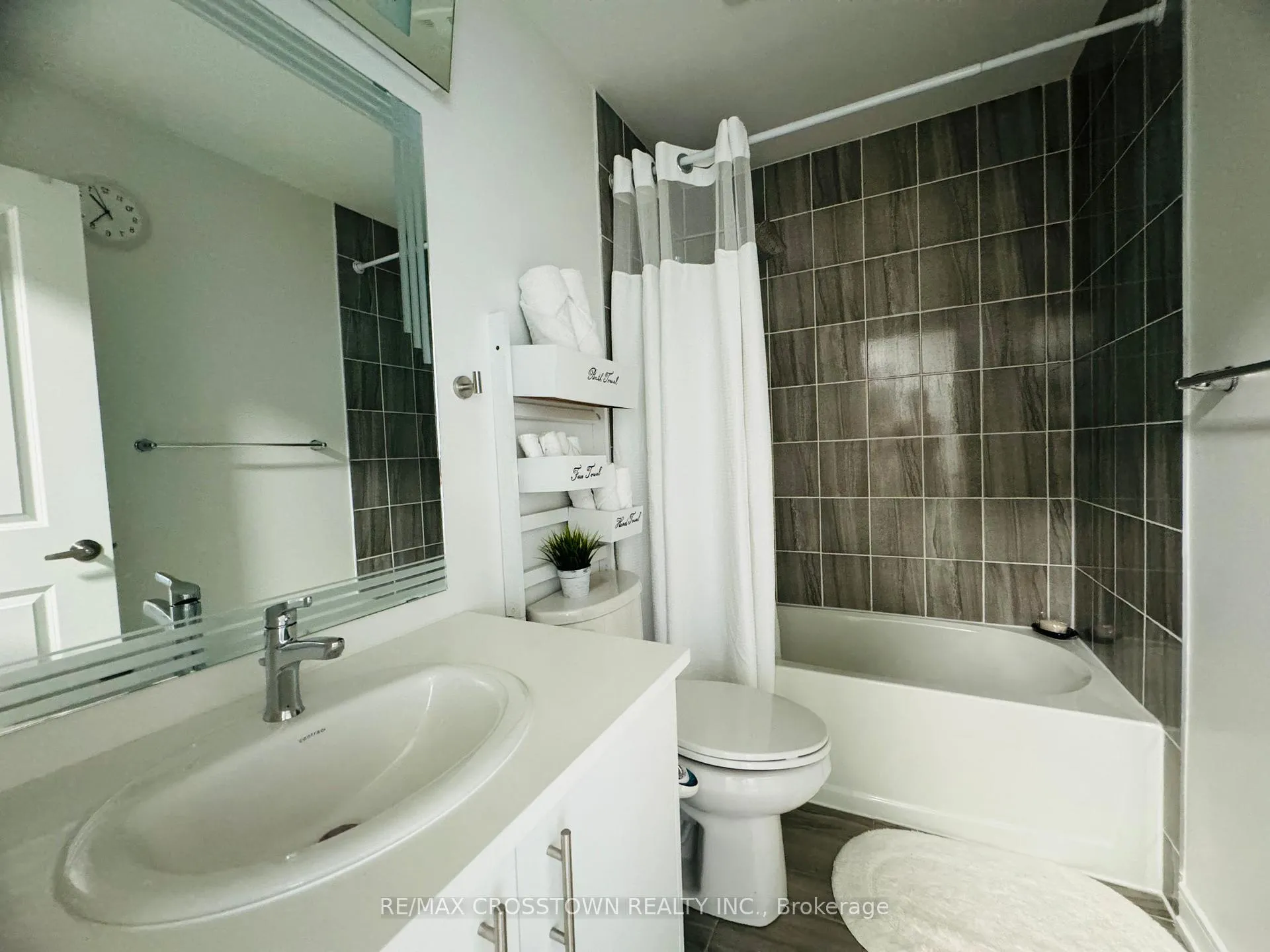Photo 13 of 47 Red Maple Lane, Barrie, Innis-Shore — HOMEH