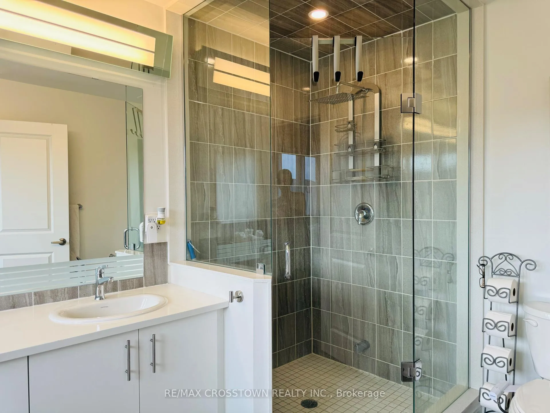Photo 15 of 47 Red Maple Lane, Barrie, Innis-Shore — HOMEH