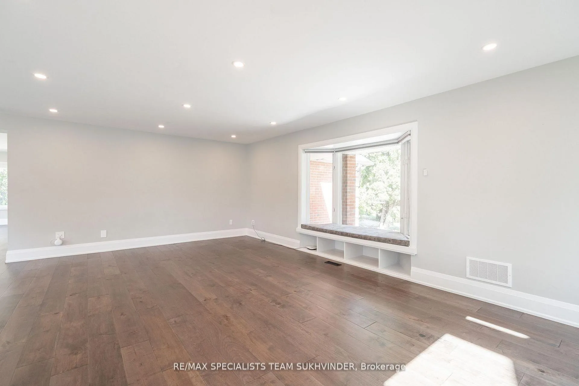 Photo 7 of 19 Rouge River Circle, Markham, Box Grove — HOMEH