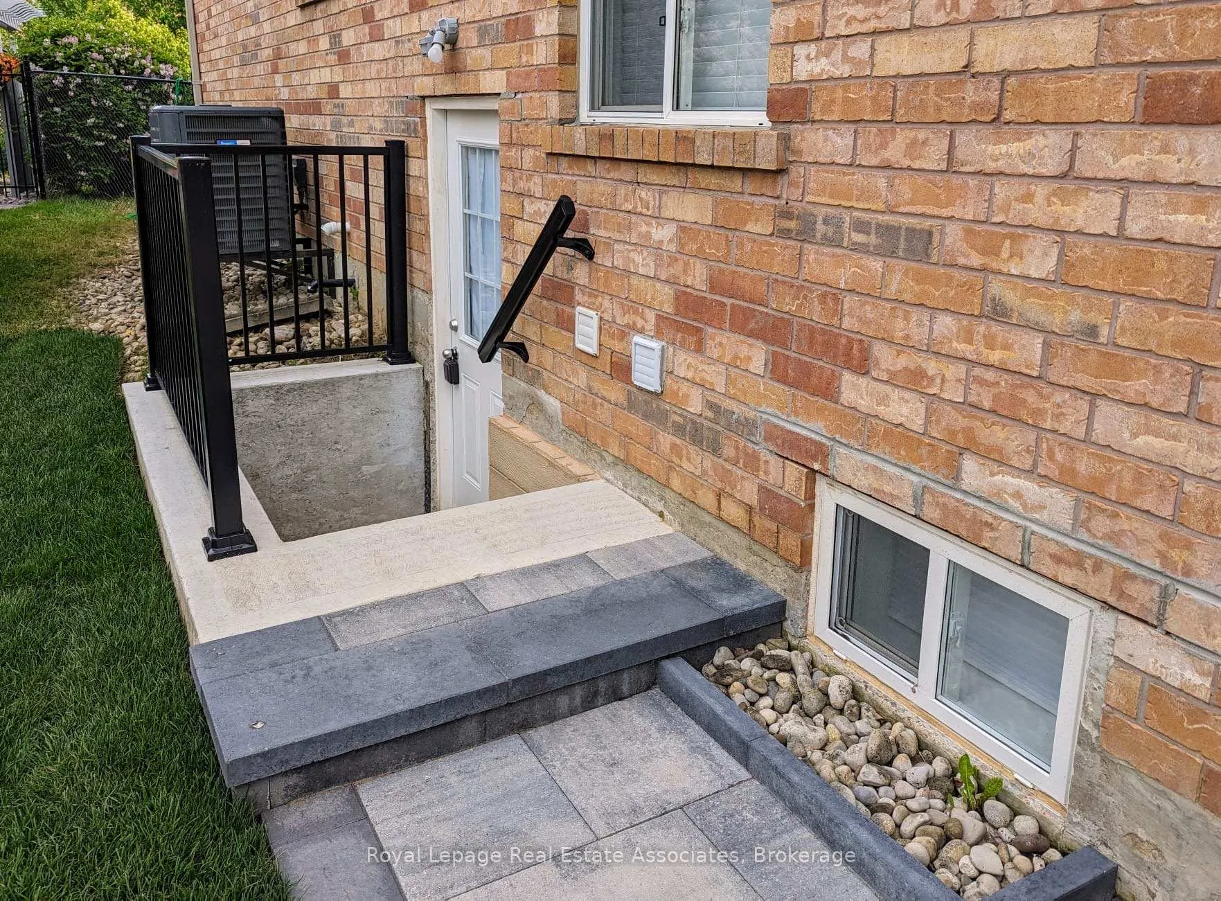 Photo 2 of 8 Mcnally Street, Halton Hills, Georgetown — HOMEH