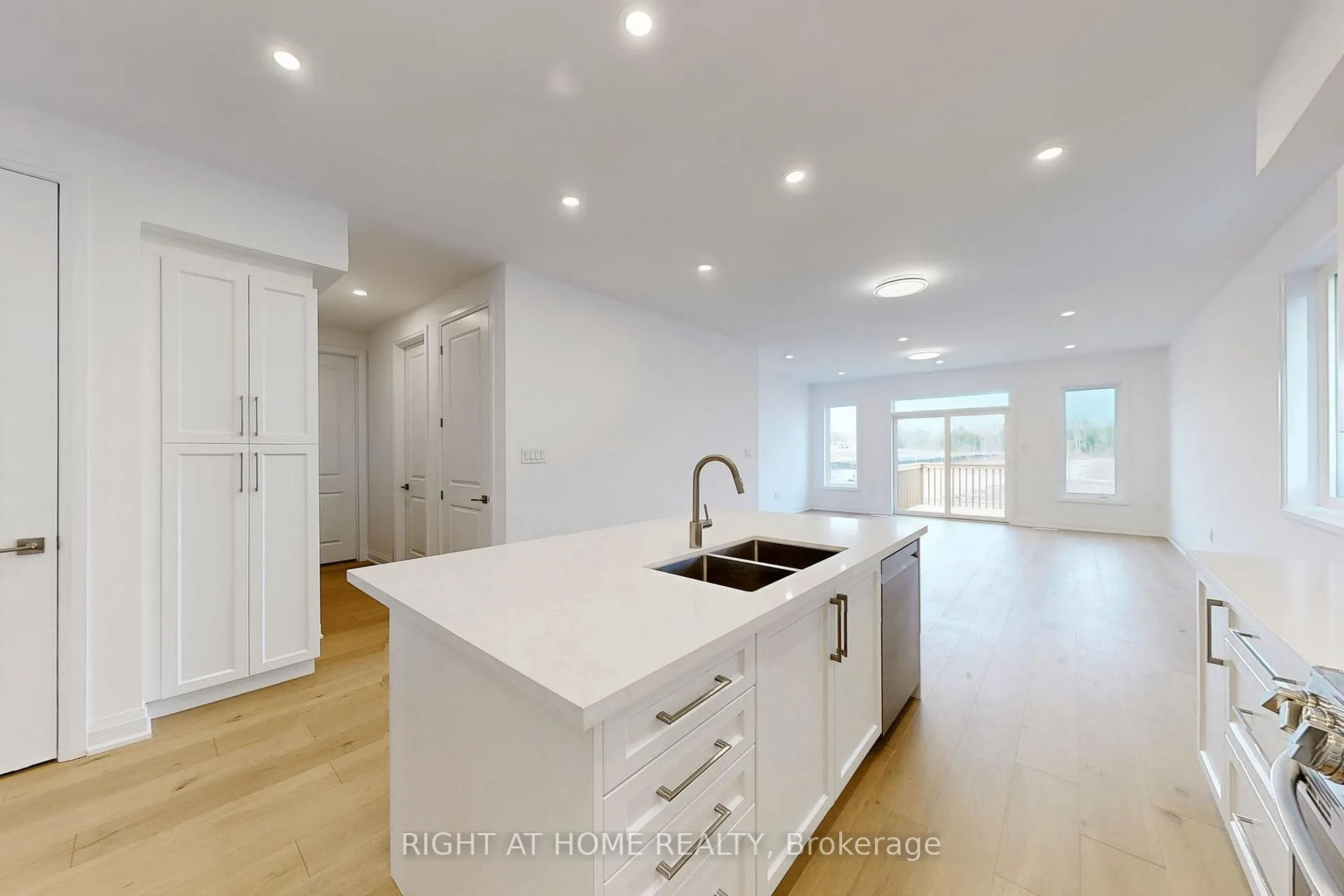 Photo 8 of 29 Lally Terrace, Barrie, Painswick South — HOMEH