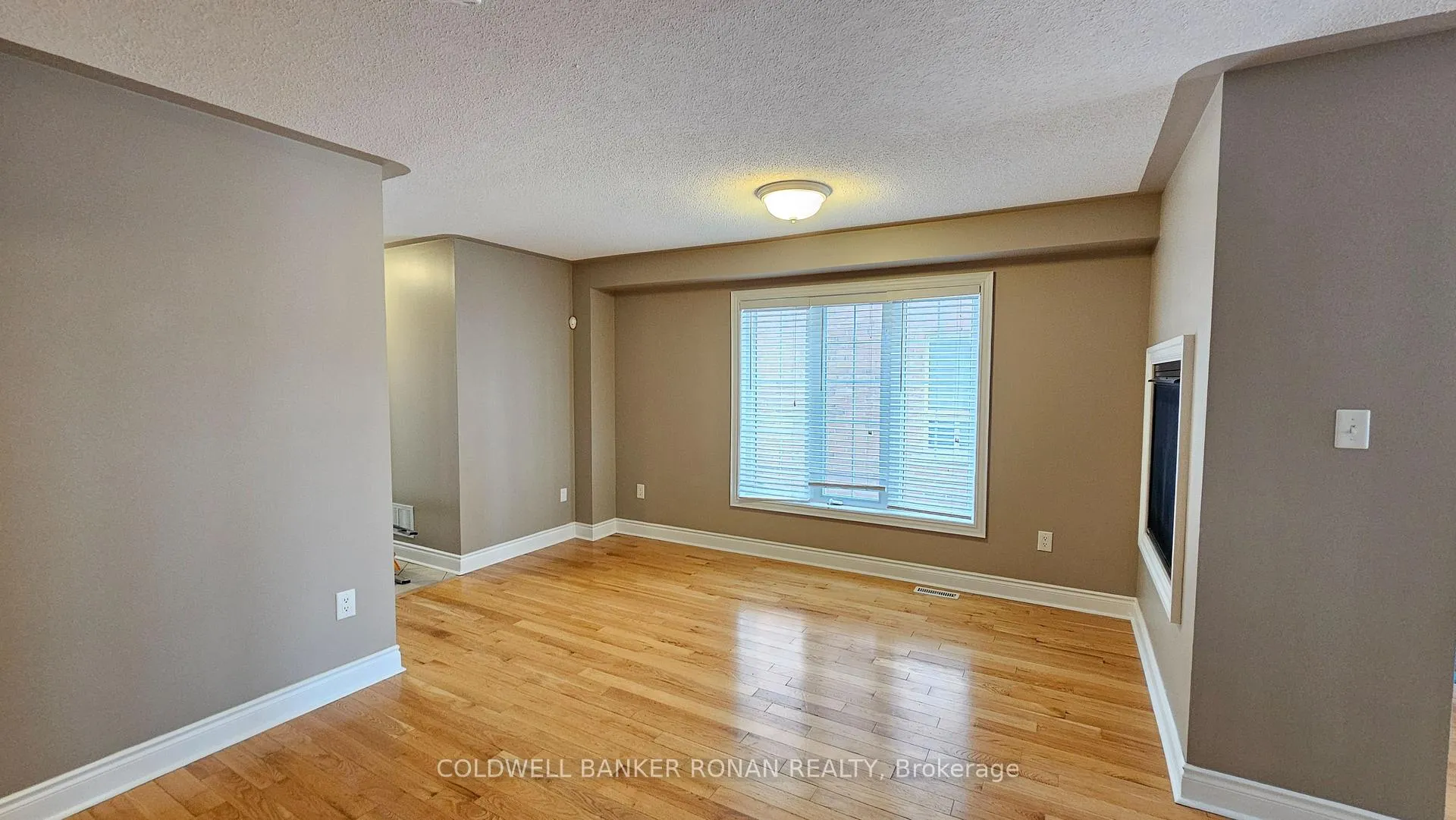 Photo 5 of 116 Tomabrook Crescent, Brampton, Sandringham-Wellington North — HOMEH