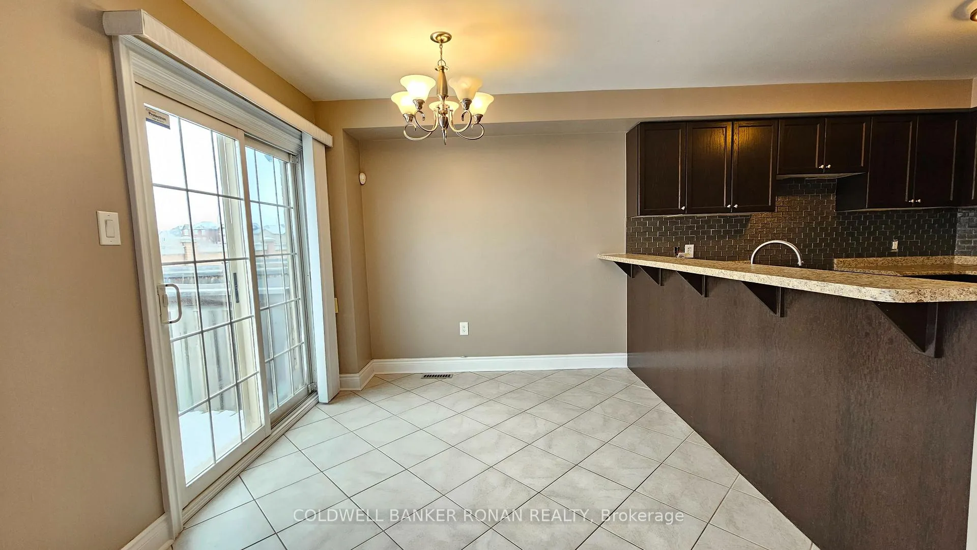Photo 9 of 116 Tomabrook Crescent, Brampton, Sandringham-Wellington North — HOMEH