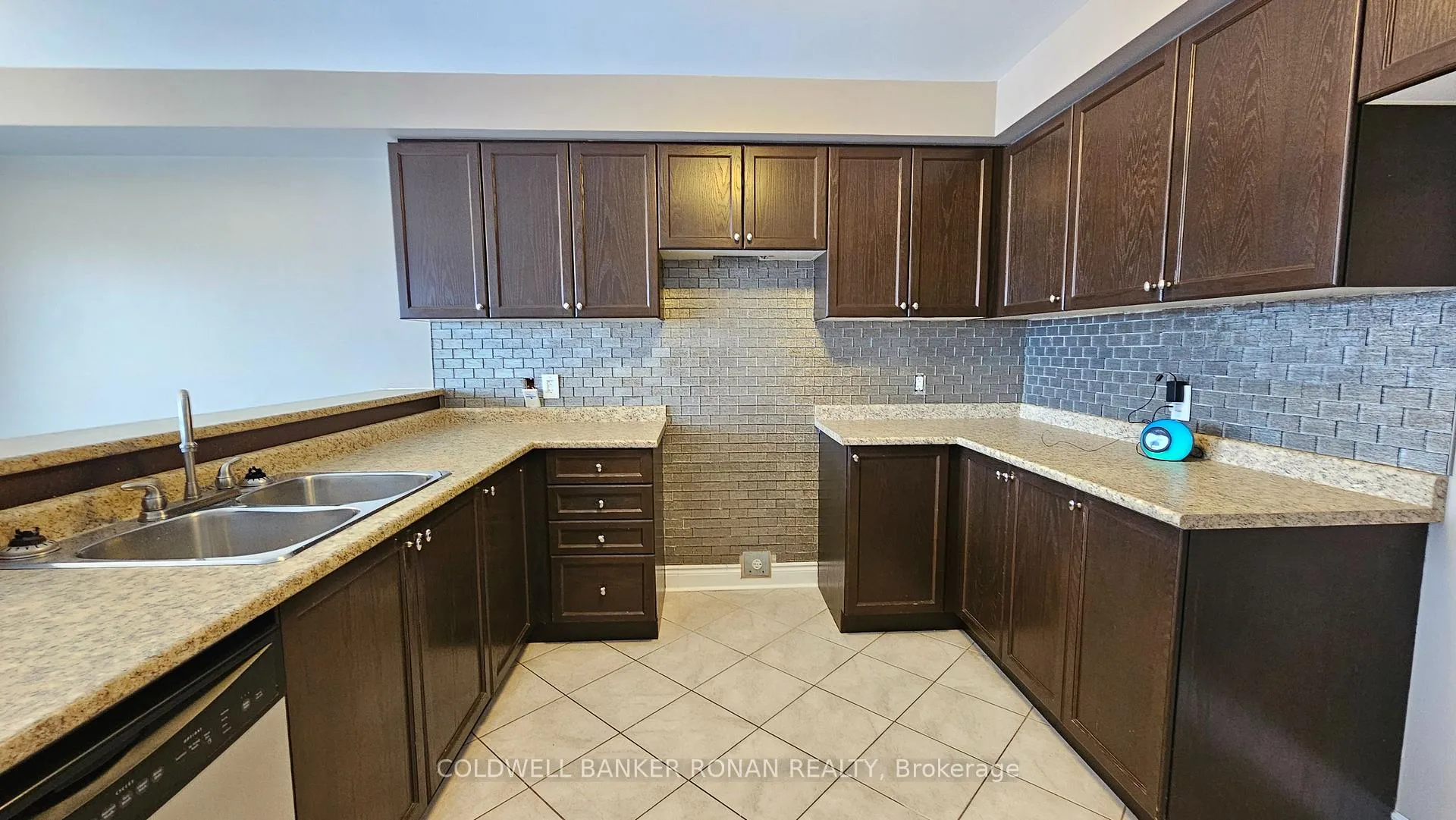 Photo 10 of 116 Tomabrook Crescent, Brampton, Sandringham-Wellington North — HOMEH